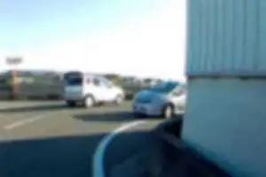 このポイントで、危険な幅寄せ（通行区分違反）が多発しています。
後輪が内輪差で路側帯に入る車が多いことは予測できますが、３、４枚目写真のように、前輪からすでに路側帯に侵入し、歩行者がいれば突っ込む勢いです。
ここを警察の取り締まりポイントにすると、一瞬にして大量の検挙者が発生することでしょう。