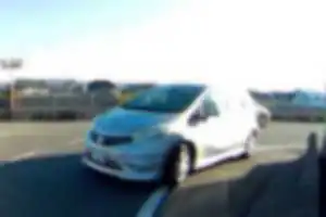 このポイントで、危険な幅寄せ（通行区分違反）が多発しています。
後輪が内輪差で路側帯に入る車が多いことは予測できますが、３、４枚目写真のように、前輪からすでに路側帯に侵入し、歩行者がいれば突っ込む勢いです。
ここを警察の取り締まりポイントにすると、一瞬にして大量の検挙者が発生することでしょう。