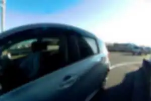 このポイントで、危険な幅寄せ（通行区分違反）が多発しています。
後輪が内輪差で路側帯に入る車が多いことは予測できますが、３、４枚目写真のように、前輪からすでに路側帯に侵入し、歩行者がいれば突っ込む勢いです。
ここを警察の取り締まりポイントにすると、一瞬にして大量の検挙者が発生することでしょう。