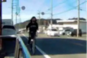 恐怖！自転車の逆走で突っ込んでくる危険人物。
もし突っ込まれても相手側の過失が１００になるよう、停止して相手の通過を待ったほうが賢い。