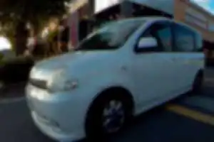 歩道前で一時停止せずに歩道をふさいでしまうの、やめてほしい。
しかたがないので、しばらく待ってから安全確認後、自転車を降りて徒歩で通行。このパターンは、自動車の運転手が右からやってくる車の確認しかせず、左からやってくる歩道上の歩行者や自転車を見落とす場合があるので怖い。