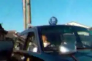 安全確認が足りなさすぎるタクシードライバーの写真５枚。
一時停止の停止線を越えてくるの、やめてほしい。そして、左だけでなく右もしっかり安全確認してほしい。そして、当タクシー会社はドライバーの安全教育をしっかりしたほうがよいと思う。