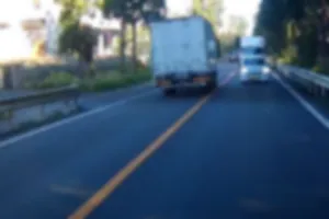 7月１５日にもセンターラインを越して、走行してましたが、今日また同じトラックがセンターラインを超えて走行。
大丈夫すか？トラックドライバーさん。