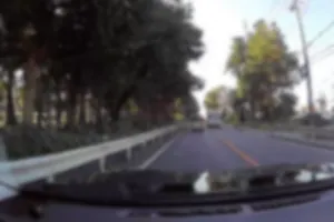 7月１５日にもセンターラインを越して、走行してましたが、今日また同じトラックがセンターラインを超えて走行。
大丈夫すか？トラックドライバーさん。