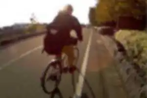 製鉄工場関係者による、自転車の危険逆走。
このご時世であっても、このような危険な輩がいるため、要注意。しかも工場関係者。
この日は、３名を目撃。すべてが同じ工場関係者。残念ながら、この工場のイメージは悪い。