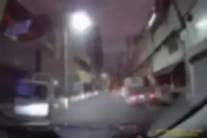 数えきれない程の迷惑駐車。警察にも多々相談済。都度対処してもらってその時は退くが再び繰り返す。
2022/10/12 20:15 阪急高架下の「安全第一」の柵をどかしての夜分に電ノコを用いての作業をはじめる。