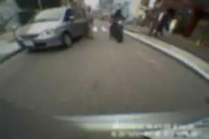 駅前のバス停前に堂々と路上駐車。信号待ちで並んでいたら、突然この車の運転手がこちらの車の横に立って、こちらの車の後部ドアを叩き「おい！」と怒鳴ってきました。幸い窓を閉めていて、ドアもすぐロックしたので被害はありませんでした。
いかにもボケてそうな老人男性。
その後しばらく車で追いかけられました。怖かったです。