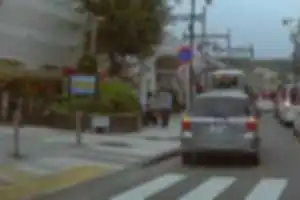 駅前のバス停前に堂々と路上駐車。信号待ちで並んでいたら、突然この車の運転手がこちらの車の横に立って、こちらの車の後部ドアを叩き「おい！」と怒鳴ってきました。幸い窓を閉めていて、ドアもすぐロックしたので被害はありませんでした。
いかにもボケてそうな老人男性。
その後しばらく車で追いかけられました。怖かったです。