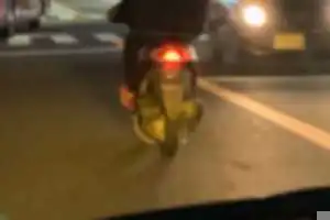 ナンバーなしのウーバーイーツ。
ダメでしょ。