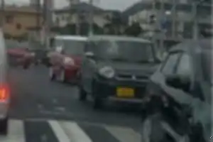 今朝の通勤時間帯に見掛けた5アホ。前方が渋滞しているにも関わらず前進して交差点内で次々と停止し、危うく右折待ちの車両が全く曲がれない事態になりかけた。

しかも最後尾のセレナに至っては信号が赤に変わる瞬間に進入して停止。それこそ最悪その場で車から運転者が引き摺り降ろされてもおかしくないレベル。

普段さほど混雑しない場所で渋滞に巻き込まれて焦る気持ちは分かりますが、もう少し前をよく見ましょうや。ねぇ。