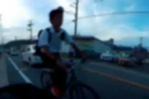 危険！自転車の逆走。
危険を感じて停止した自転車と、走行する自動車の隙間をニアミスして走り抜けてゆく３台。交番前にて。