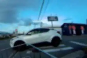 一時停止無視、安全未確認、横断歩道の通行妨害。
５枚の写真にて以下の点について証拠を残す。
一時停止無視により走行中の自転車の直前に現れて、自転車を急停止させた。