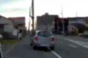 迷惑駐車、バイクの通行を妨害。駐車禁止の標識前に駐車。