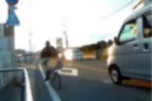 危険！老人の自転車逆走！正面衝突の危機。