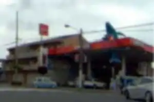 悪質！歩道をふさいで順番待ち。しばらくの間、歩道が通行できず、車道に出て通行するしかない。