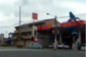 悪質！歩道をふさいで順番待ち。しばらくの間、歩道が通行できず、車道に出て通行するしかない。