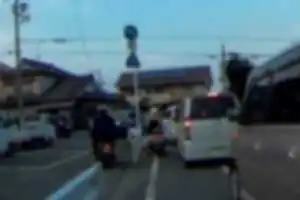 危険なバイク多数。
＜証拠写真５枚＞
１枚目：歩行者のすぐ前へ急に割り込み
２枚目：他人の土地へ勝手に侵入
３枚目：路側帯へ侵入して歩行者の通行を妨害
４・５枚目：信号無視、軽トラックとのニアミス