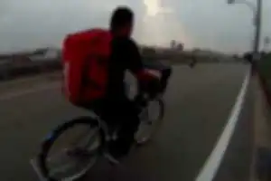 自転車の逆走。とても危険な運転！なかなか、逆走がなくならない路線。