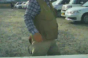 年配男性。クラウン。とりあえずそれだけにしておきます。
よくある話だけどここまで拗れたのは初めて。
前と後ろから入れる駐車箇所でこちらがハザード付けてバックで車庫入れはじめ、もう車両後部が入ったという状態で急に頭から侵入。
そのまま、押し出されそうに迫られ仕方なく前進して様子見。
そのまま駐車後、様子見していたこちらに暴言を浴びせ、当方もこちらがバックで入っていたと伝えると、こっちが先だろうの水掛け論になりそうで引き下がった。
ハザードつけて後ろが入ってる状態で強引に押し入ってきてそりゃないよ。
マナー、モラルとしてもどうかと思う。
前方の状況予測や判断が出来ないなら免許返納して下さい…。こういう問題で留まっている内が華。