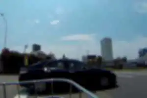 当タクシー会社を見かけたら要注意！
タクシーによる一時停止無視、および自転車の通行妨害。
自転車側の私が急ブレーキによって事故を何とか回避したヒヤリハット事案。
当タクシーは、自転車を急停止させたことについて謝罪することなく、そのまま逃走。
この運転手はこの仕事を辞めて、二種免許を返納すべきだろう。