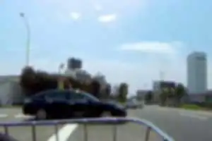 当タクシー会社を見かけたら要注意！
タクシーによる一時停止無視、および自転車の通行妨害。
自転車側の私が急ブレーキによって事故を何とか回避したヒヤリハット事案。
当タクシーは、自転車を急停止させたことについて謝罪することなく、そのまま逃走。
この運転手はこの仕事を辞めて、二種免許を返納すべきだろう。