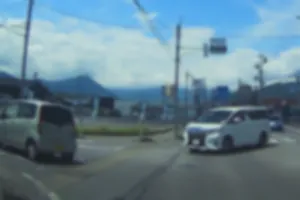 旧型のアルファード　白
対向の右折車の直後に割り込み右折する危険運転者。DQNではない一見まともなアルファードでもこういう屑がいるから、アルファードはイメージを落としている。