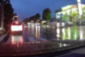 ダイハツ、キャスト、白、ルーフキャリア、わかばマーク。

二車線の国道自車左車線走行中、キャスト（バカ車）右車線走行。

自車の真横で左ウインカー、急加速し、自車の前に急に割り込み、直ぐに交差点左折。

ボンネットの目の前に急に割り込まれぶつかったと思いました（怒り）。

マジでムカつきます。わかばマークで免許返納すべきだとおもいます。