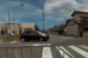 自転車の直前を横切り急停止させて逃走する危険運転の自動車。証拠写真５枚。
自転車側の急ブレーキによってぎりぎり事故を回避したヒヤリハット事案。
自動車側は一時不停止および安全不確認。