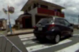 自転車の直前を横切り急停止させて逃走する危険運転の自動車。証拠写真５枚。
自転車側の急ブレーキによってぎりぎり事故を回避したヒヤリハット事案。
自動車側は一時不停止および安全不確認。