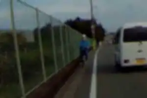 何とかならないか、製鉄会社関係者による危険運転の常態化。
証拠写真５枚で、逆走しながら製鉄工場へ入っていく様子をとらえた。
製鉄会社には、この写真を見て対策をとってもらいたい。