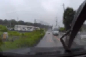 白の3トン車
対向車線から大きくはみ出し、私の車に突進
慌てて左側いっぱいに寄せましたが、死ぬかと思いました。
マジでヤバい運転です。