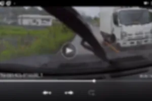 白の3トン車
対向車線から大きくはみ出し、私の車に突進
慌てて左側いっぱいに寄せましたが、死ぬかと思いました。
マジでヤバい運転です。