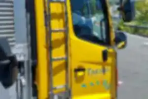 火のついた
タバコよーへっちゃらで
捨てれるなぁ
ポンコツがいしゃの
オンボロ運転手
禁煙車ならタバコ吸うなw