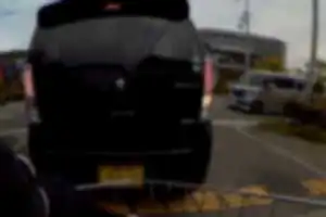 歩道上を完全に封鎖して右折待ち。
左歩道側の確認を全くしていない。
この手のドライバーさんが多すぎるため、歩道通行者、およびドライバーには、注意喚起したい。