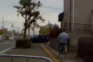 歩道上を完全に封鎖して右折待ち。
左歩道側の確認を全くしていない。
この手のドライバーさんが多すぎるため、歩道通行者、およびドライバーには、注意喚起したい。