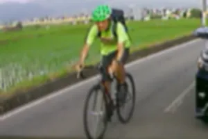 毎朝、7時30分頃にここを通る自転車
渋滞している車列を右側から追い抜いて、自分が左折したいタイミングで自動車の前に突然割り込んで来る危険な奴。
無駄にヘルメット被る前に、運転を改めろ。