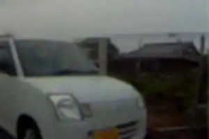 悪質な駐車
歩道上の点字ブロック上に駐車。視覚障碍者の敵。