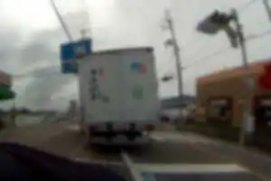 自転車の逆走およびトラックの進行妨害。
危険な交差点。トラックの陰から飲み物を片手に逆走自転車出現。（写真１～３枚目）
その後、トラックが路側帯を通行して急ブレーキ。進行を妨害。（写真４～５枚目）