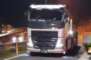 倉敷ナンバー
akimto運送の運転手さん
そこ通路ですが…
足あげて堂々と駐車して
さぞエエ気分でしょうなw