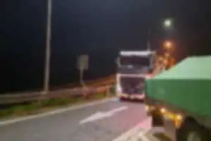 倉敷ナンバー
akimto運送の運転手さん
そこ通路ですが…
足あげて堂々と駐車して
さぞエエ気分でしょうなw