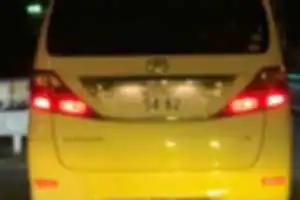 青信号の時間いっぱい使って右左折する。
常に30キロ走行。
性格悪い。