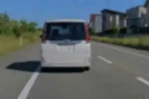 御野場の河川敷の道路に住宅街側から突然突っ込んできました。
このトヨタのノアの人はいつも同じ運転をしているのを見かけます。
後続車に急ブレーキを踏ませる前提でとんでもないタイミングで出てくる車です。
見かけた際は注意してください。