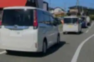 御野場の河川敷の道路に住宅街側から突然突っ込んできました。
このトヨタのノアの人はいつも同じ運転をしているのを見かけます。
後続車に急ブレーキを踏ませる前提でとんでもないタイミングで出てくる車です。
見かけた際は注意してください。