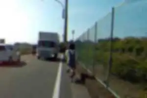 悪質！逆走自転車がトラックを急停止させる！
写真１～３枚目：逆走する自転車
写真３～４枚目：トラック急停止させて通過する自転車