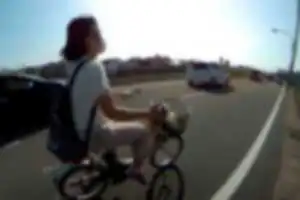 悪質！逆走自転車がトラックを急停止させる！
写真１～３枚目：逆走する自転車
写真３～４枚目：トラック急停止させて通過する自転車