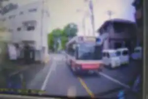 黄色の実線をはみ出し、減速もせず向かって来るバスが走っているので気を付けてください。