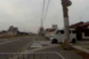 自転車通行可の歩道を走行中、自動車が側道から急に飛び出してきて急停止させられる事案が多数。右の車道ばかり見て、左の歩道を全く確認していないようだ。

その一例を写真に残す（２例の５枚）。ぜひ、安全運転の啓発に役立てていただきたい。