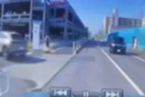 反対車線から猛スピードで右折してきて、直進している私の前を突っ切って行った。こっちがブレーキを踏まなかったらぶつかってました。そのあとその車は近くの病院の職員専用駐車場に入って行きました