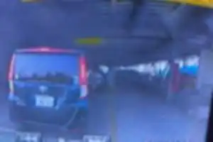 反対車線から猛スピードで右折してきて、直進している私の前を突っ切って行った。こっちがブレーキを踏まなかったらぶつかってました。そのあとその車は近くの病院の職員専用駐車場に入って行きました