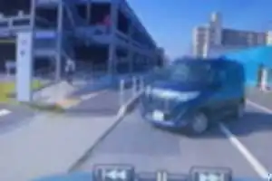 反対車線から猛スピードで右折してきて、直進している私の前を突っ切って行った。こっちがブレーキを踏まなかったらぶつかってました。そのあとその車は近くの病院の職員専用駐車場に入って行きました